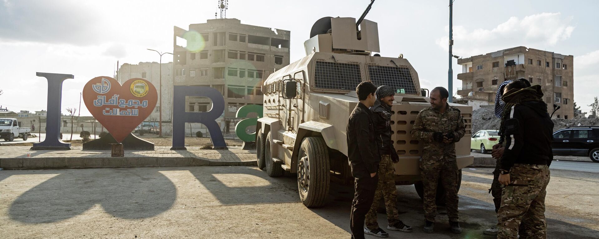 Combatentes das Forças Democráticas da Síria (SDF, na sigla em inglês) apoiados pelos EUA de guarda na Praça Al Naeem, Raqqa, Síria, 7 de fevereiro de 2022 - Sputnik Brasil, 1920, 03.04.2023