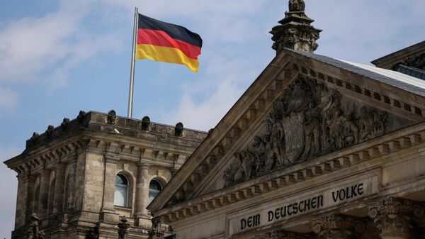 Bandeira alemã tremulando no topo do Reichstag, o prédio albergando o Bundestag (Parlamento alemão) em Berlim, Alemanha, 23 de julho de 2022 - Sputnik Brasil