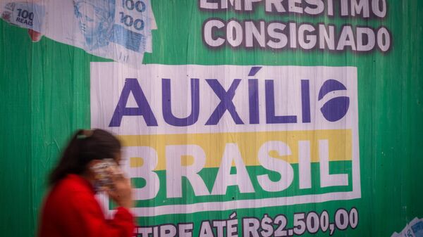 Empresas especializadas em Porto Alegre, no Rio Grande do Sul, já oferecem empréstimos para beneficiários do Auxílio Brasil - Sputnik Brasil