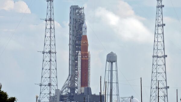 Novo foguete para viagem à Lua da NASA na plataforma Pad 39-B minutos antes do lançamento ser adiado - Sputnik Brasil