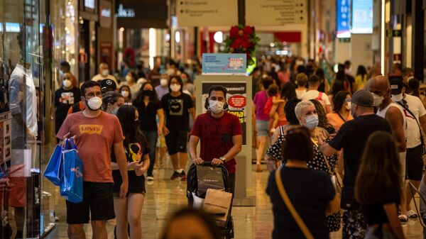 Pessoas andando em shopping de São Paulo  - Sputnik Brasil