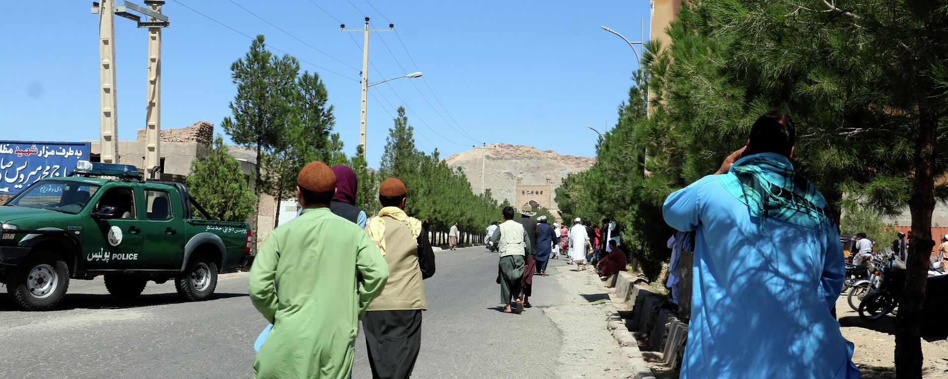 Povo afegão corre perto do local de uma explosão na província de Herat, Afeganistão, 2 de setembro de 2022 - Sputnik Brasil, 1920, 02.05.2023