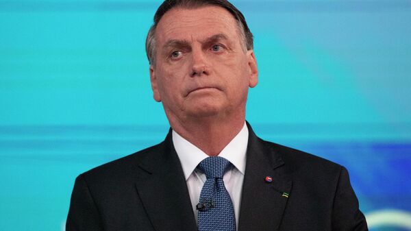 O presidente brasileiro Jair Bolsonaro, que está concorrendo a um segundo mandato, olha antes de um debate presidencial no Rio de Janeiro, Brasil, 28 de outubro de 2022 - Sputnik Brasil