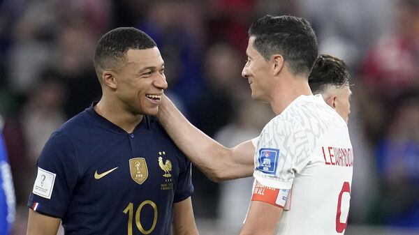 O francês Kylian Mbappé (à esquerda) e o polonês Robert Lewandowski (à direita) conversam após a vitória da França sobre a Polônia nas oitavas de final da Copa do Mundo do Catar, em Doha, 4 de dezembro de 2022 - Sputnik Brasil