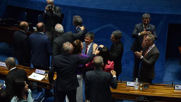 Senadores comemoram a aprovação da PEC da Transição, em 7 de dezembro de 2022. O Senado Federal realizou a votação da Proposta de Emenda à Constituição (PEC) que retira o Bolsa Família do teto de gastos para o governo do presidente eleito, Luiz Inácio Lula da Silva (PT) - Sputnik Brasil