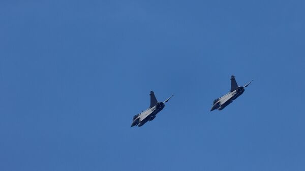 Caças Rafale da Força Aérea francesa voam sobre o porta-aviões Charles de Gaulle (fora da foto), entre o canal Suez e o mar Vermelho, 19 de dezembro de 2022 - Sputnik Brasil