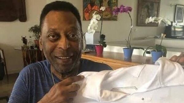 Pelé segura camisa autografada com dedicatória a Jair Bolsonaro - Sputnik Brasil