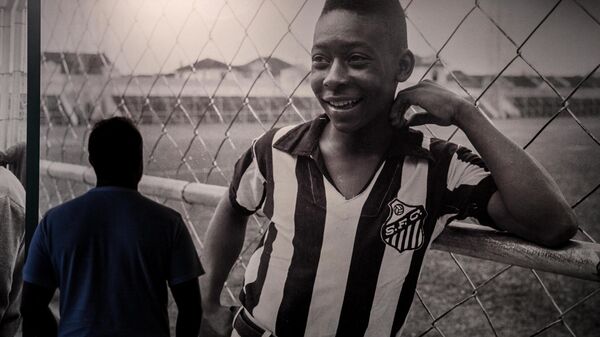 Um visitante olha uma foto de Pelé exibida no Museu Pelé, em Santos, Brasil, 27 de dezembro de 2022 - Sputnik Brasil