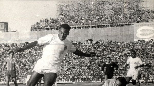 Pelé, do Santos, durante jogo contra o Esporte Clube da Bahia, no estádio Fonte Nova, em Salvador (BA), em 17 de novembro de 1969 - Sputnik Brasil