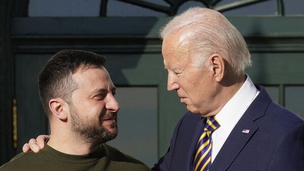 Presidente ucraniano, Vladimir Zelensky (à esquerda) sorri para seu homólogo norte-americano, Joe Biden, durante visita à Casa Branca. Washington, EUA, 21 de dezembro de 2022 - Sputnik Brasil