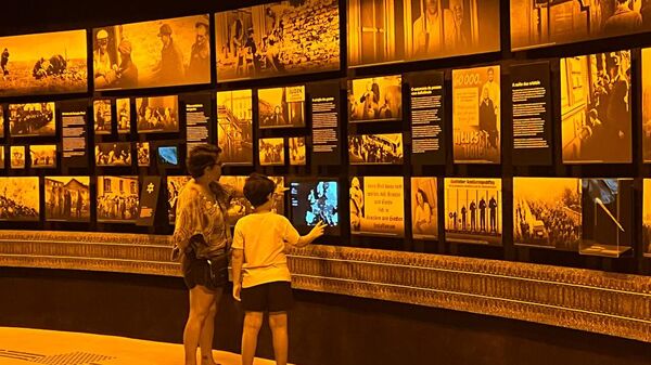 Mãe e filho visitam o Memorial às Vítimas do Holocausto durante inauguração. Rio de Janeiro (RJ), Brasil, 19 de janeiro de 2023 - Sputnik Brasil