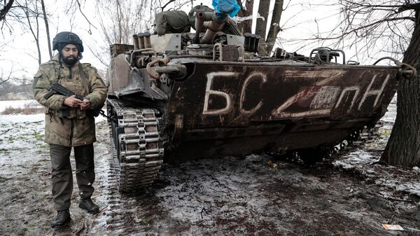 Voluntário junto de veículo de combate da infantaria BMD-4, durante a operação militar especial da Rússia na Ucrânia, na direção de Ugledar, foto publicada em 2 de fevereiro de 2023 - Sputnik Brasil