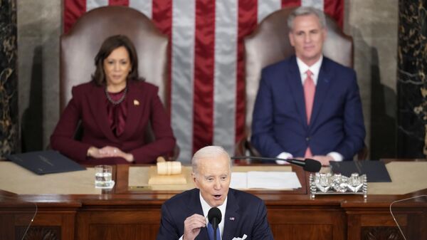 A vice-presidente dos EUA, Kamala Harris, e o presidente da Câmara dos Representantes, Kevin McCarthy (ao fundo), ouvem o discurso do presidente Joe Biden sobre o Estado da União em sessão conjunta do Congresso, no Capitólio. Washington, D.C., 7 de fevereiro de 2023 - Sputnik Brasil