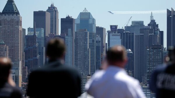 As pessoas assistem à formação das equipes de voo Blue Angels e Thunderbirds passando em frente ao horizonte da cidade de Nova York, visto de Weehawken, Nova Jersey, 28 de abril de 2020 - Sputnik Brasil