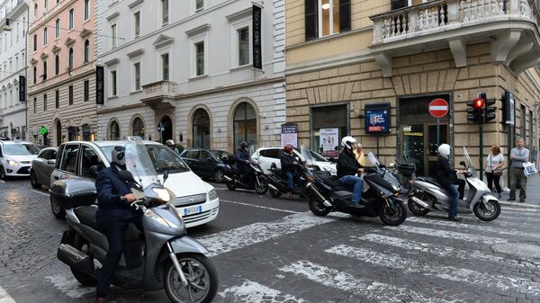 Tráfego na Rua Via Millano em Roma, Itália - Sputnik Brasil