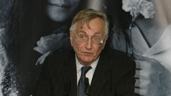 O jornalista investigativo Seymour Hersh fala aos convidados depois que Yoko Ono o presenteou com o LennonOno Grant pela Paz de 2004, 7 de outubro de 2004 - Sputnik Brasil