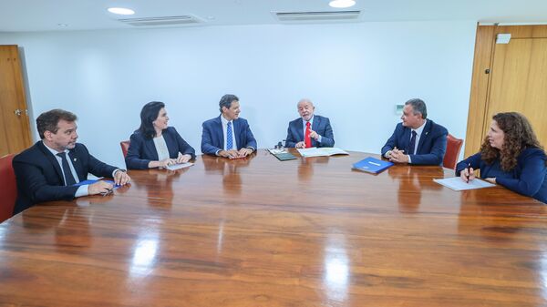 O presidente Luiz Inácio Lula da Silva (PT, de gravata vermelha) participa de reunião com os ministros da área econômica Fernando Haddad (Fazenda, terceiro da esquerda para a direita), Simone Tebet (Planejamento, ao lado de Haddad) e Esther Dweck (Gestão), além do ministro da Casa Civil, Rui Costa (ao lado de Dweck). Brasília (DF), 12 de janeiro de 2023 - Sputnik Brasil