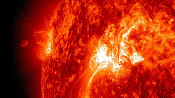 O sol emitiu uma explosão de classe M (nível moderado) no dia 25 de setembro de 2011 que enviou uma nuvem de plasma acima do Sol, mas boa parte dela pareceu cair de volta para a fonte de lançou - Sputnik Brasil