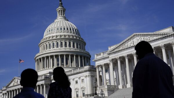 Pessoas andando ao lado do prédio do Capitólio em Washington, EUA, 9 de junho de 2022 - Sputnik Brasil