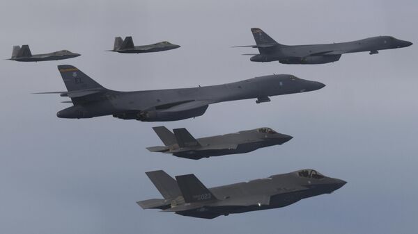 Bombardeiros B-1B da Força Aérea dos EUA (ao centro) e caças F-22 e F-35 da Força Aérea da Coreia do Sul (ao fundo) realizam exercícios aéreos conjuntos na Coreia do Sul, em 1º de janeiro de 2023 - Sputnik Brasil