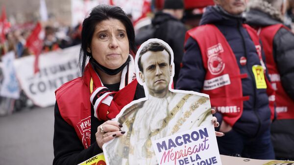 Manifestante segura cartaz onde se lê Macron, desdenhoso da República durante ato público em Paris. França, 15 de março de 2023 - Sputnik Brasil