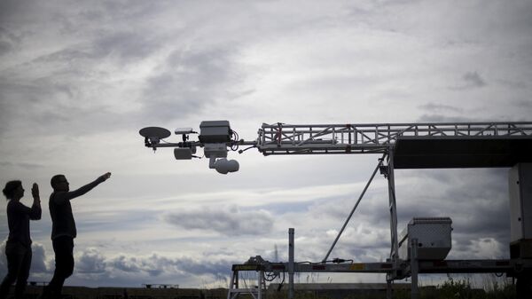 Cientistas da organização não governamental Polar Bear International instalam câmera-radar de monitoramento de ursos polares em Churchill, Manitoba, norte do Canadá, 7 de agosto de 2022 - Sputnik Brasil