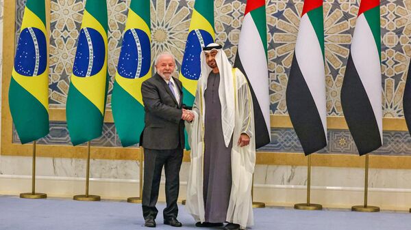 O presidente brasileiro, Luiz Inácio Lula da Silva, cumprimenta o sheik Mohamed bin Zayed Al Nahyan, seu homólogo dos Emirados Árabes Unidos, em 15 de abril de 2023 - Sputnik Brasil