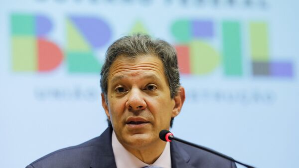 O ministro da Fazenda do Brasil, Fernando Haddad, fala ao lado da ministra do Planejamento, Simone Tebet (fora do quadro) durante coletiva de imprensa para anunciar novas regras fiscais para a economia brasileira no Ministério da Economia em Brasília, 30 de março de 2023 - Sputnik Brasil