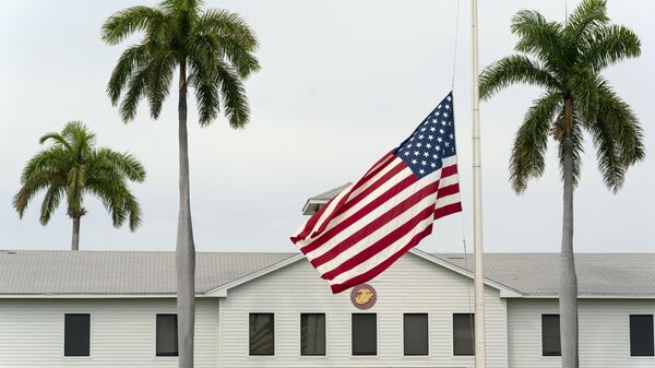 Bandeira tremula em homenagem a militares dos EUA e outras vítimas mortas no ataque terrorista em Cabul, na Marine Corps Security Force Company, base naval da baía de Guantánamo. Cuba, 27 de agosto de 2021 - Sputnik Brasil