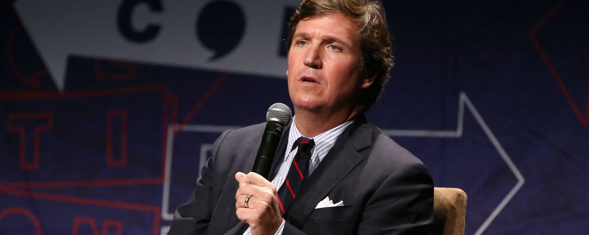 Tucker Carlson fala no palco durante o Politicon 2018 no Los Angeles Convention Center em Los Angeles, Califórnia, 21 de outubro de 2018 - Sputnik Brasil, 1920, 25.04.2023