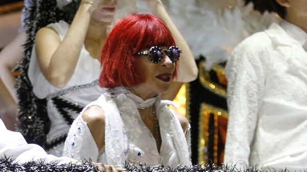 Foto de arquivo divulgada pela Brazil Photo Press mostrando a cantora brasileira Rita Lee esperando para desfilar em um carro alegórico da escola de samba Águia de Ouro durante a segunda noite de carnaval em São Paulo, Brasil, em 19 de fevereiro de 2012 - Sputnik Brasil