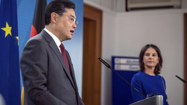 O Ministro das Relações Exteriores da China, Qin Gang, à esquerda, e a Ministra das Relações Exteriores da Alemanha, Annalena Baerbock, se encontram com a mídia durante uma coletiva de imprensa conjunta após suas conversas bilaterais no Ministério Federal das Relações Exteriores em Berlim, 9 de maio de 2023 - Sputnik Brasil