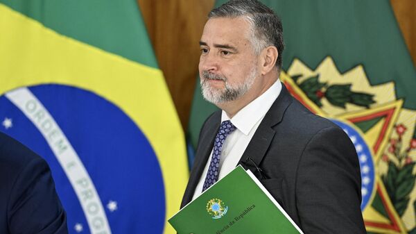 O secretário de Comunicação da Presidência da República, Paulo Pimenta, chega para uma reunião para discutir medidas para aumentar a segurança nas escolas e prevenir ataques ao Palácio do Planalto, em Brasília, em 18 de abril de 2023 - Sputnik Brasil