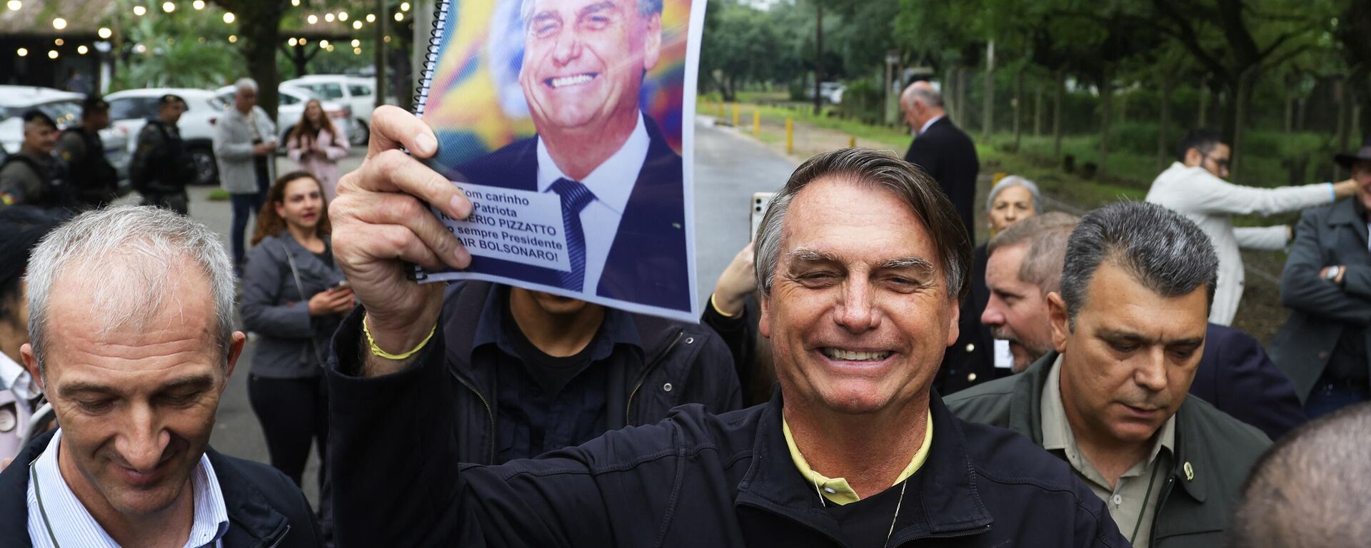 O ex-presidente brasileiro Jair Bolsonaro gesticula após um evento realizado pelo Partido Liberal no Auditório Dante Barone em Porto Alegre, Brasil, em 23 de junho de 2023 - Sputnik Brasil, 1920, 27.06.2023