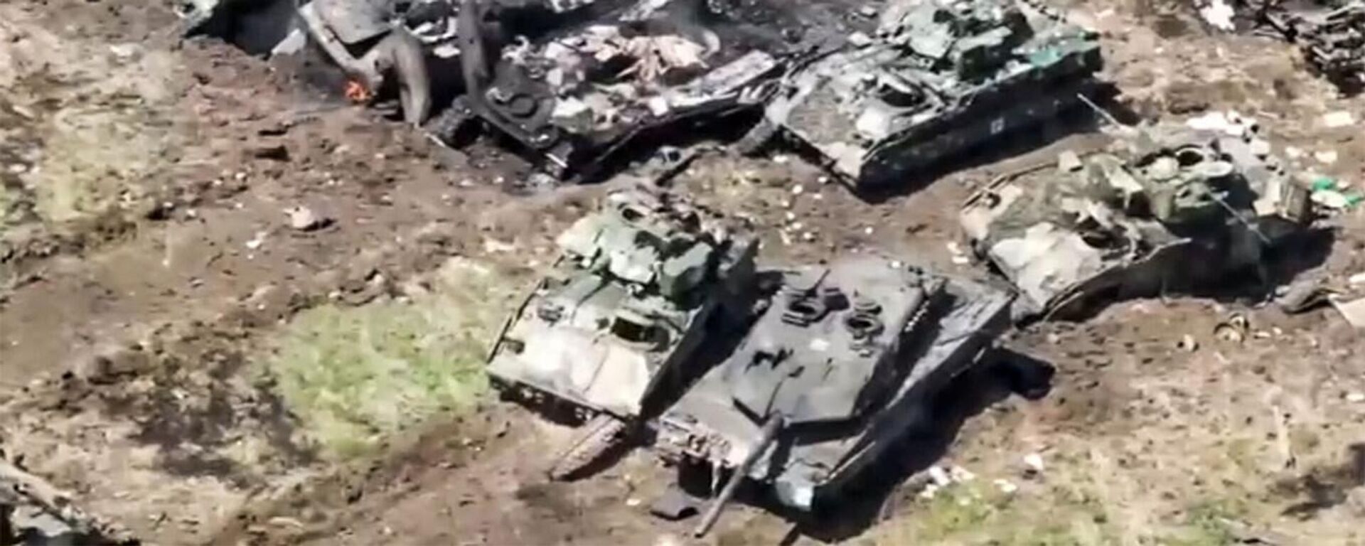 Foto de tanques Leopard 2 e Bradley entre veículos ucranianos destruídos e danificados - Sputnik Brasil, 1920, 07.12.2024