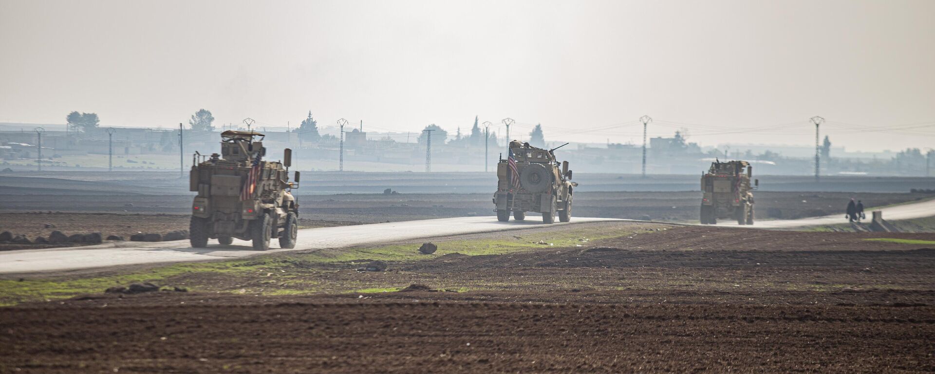 Veículos militares dos EUA em uma patrulha na zona rural perto da cidade de Qamishli, Síria, 4 de dezembro de 2022 - Sputnik Brasil, 1920, 31.07.2023