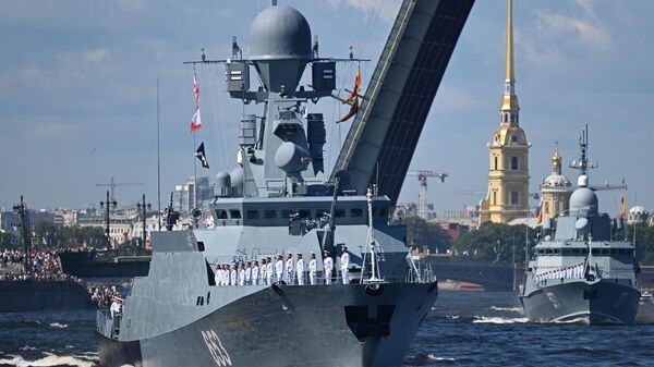 Navio ligeiro de mísseis Uglich do projeto 21631 no desfile naval por ocasião do Dia da Marinha da Rússia em São Petersburgo. - Sputnik Brasil