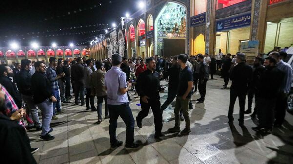 Esta foto fornecida pela Agência de Notícias dos Estudantes Iranianos, ISNA, mostra pessoas no santuário Shah Cheragh, cenário de um ataque de atiradores na cidade de Shiraz, no sul do Irã 13 de agosto 2023 - Sputnik Brasil