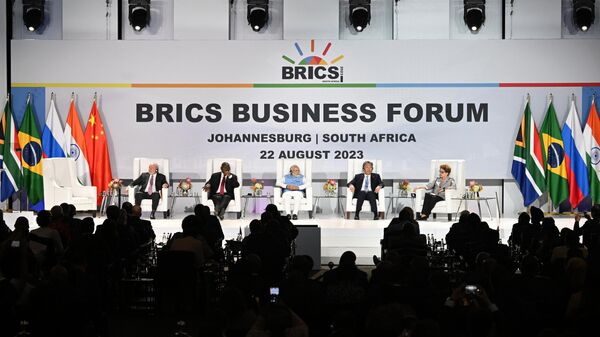 O presidente brasileiro Luiz Inácio Lula da Silva, o presidente sul-africano Cyril Ramaphosa, o primeiro-ministro indiano Narendra Modi, o ministro chinês do Comércio Wang Wentao e a presidente do Novo Banco de Desenvolvimento do BRICS, Dilma Vana Rousseff, participam da 15ª Cúpula do BRICS em Joanesburgo, 22 de agosto de 2023 - Sputnik Brasil