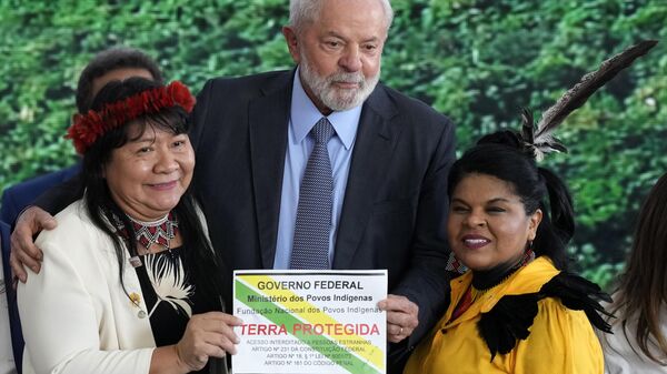 O presidente do Brasil, Luiz Inácio Lula da Silva, segura placa demarcando Terras Indígenas, ao lado da presidente da Fundação Nacional do Índio, Joenia Wapichana, à esquerda, e da ministra dos Povos Indígenas, Sonia Guajajara, durante cerimônia em comemoração ao Dia da Amazônia, em Brasília, Brasil, 5 de setembro de 2023 - Sputnik Brasil