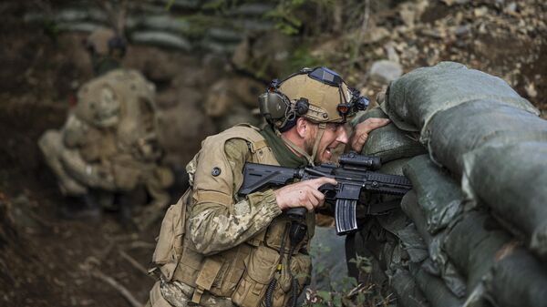 Soldados ucranianos participam de um exercício de tiro em branco, juntamente com instrutores da Companhia Norueguesa do 12º Distrito da Guarda Nacional 'Hegra', parte da operação Gungne, na qual os instrutores noruegueses conduzem treinamento inicial com métodos de combate padrão da OTAN para aprimorar as capacidades militares ucranianas, em 25 agosto de 2023 - Sputnik Brasil