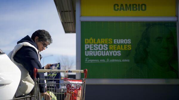 Propaganda de casa de câmbio perto de supermercado na cidade argentina de Gualeguaychú, província de Entre Ríos - Sputnik Brasil