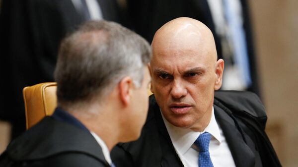 O presidente do Tribunal Superior Eleitoral do Brasil, Alexandre de Moraes (R), participa dos julgamentos de abertura sobre os distúrbios de 8 de janeiro perpetrados pelos apoiadores do ex-presidente brasileiro Jair Bolsonaro em Brasília, em 13 de setembro de 2023 - Sputnik Brasil