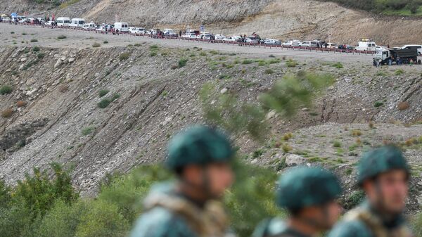 Fila de carros no posto de controle de Lachin, que funciona como corredor para pessoas que saem de Nagorno-Karabakh com destino à Armênia, em 26 de setembro de 2023 - Sputnik Brasil