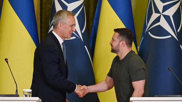 Jens Stoltenberg, secretário-geral da OTAN (à esquerda), e Vladimir Zelensky, presidente ucraniano (à direita), apertam as mãos no final da coletiva de imprensa que se seguiu a conversas em Kiev, Ucrânia, 28 de setembro de 2023 - Sputnik Brasil