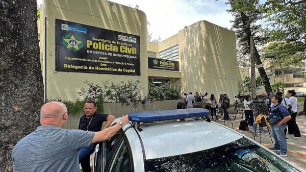 Jornalistas se reúnem em frente à Delegacia de Homicídios da Capital, da Polícia Civil. Rio de Janeiro (RJ), 5 de outubro de 2023 - Sputnik Brasil