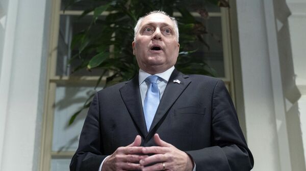 O líder da maioria na Câmara, Steve Scalise, de Louisiana, fala aos repórteres enquanto anuncia que está encerrando sua campanha para ser o próximo presidente da Câmara após uma reunião republicana no Capitólio. Washington, 12 de outubro de 2023 - Sputnik Brasil