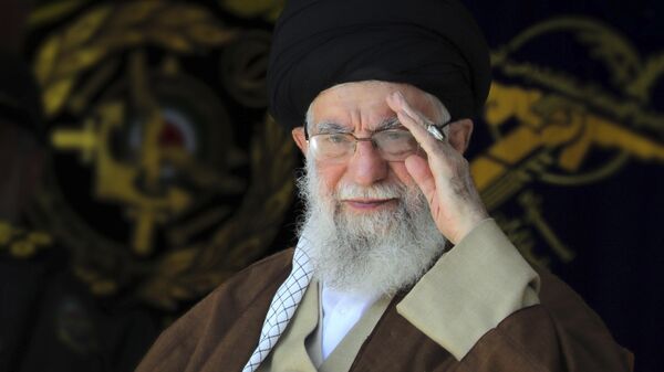 Nesta foto divulgada por um site oficial do gabinete do líder supremo iraniano, o líder supremo, aiatolá Ali Khamenei, analisa um grupo de cadetes das forças armadas durante sua cerimônia de formatura em Teerã, Irã, 10 de outubro de 2023 - Sputnik Brasil