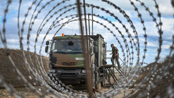 O comandante francês Gilles inspeciona o sistema de transporte de foguetes de um sistema solo-ar de médio alcance Mamba, o único em operação implantado pela França, na base militar de Capu Midia, na costa do Mar Negro, Corbu, condado de Constanta, Romênia, em 19 de outubro de 2023 - Sputnik Brasil