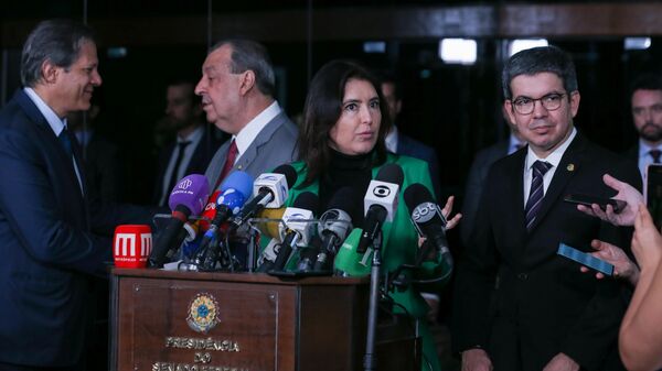 Ministros da Fazenda e do Planejamento, Fernando Haddad (à esquerda) e Simone Tebet, após reunião com o presidente do Senado, Rodrigo Pacheco (fora da foto) e o relator do arcabouço fiscal, Omar Aziz (ao lado de Haddad), em 15 de junho de 2023 - Sputnik Brasil